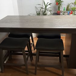 Dinning table with 4 stool’s