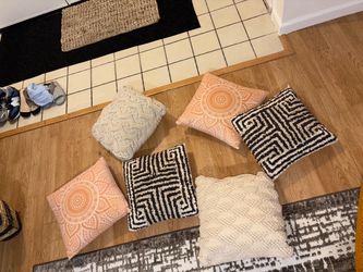 FOR SALE: 6 PILLOWS