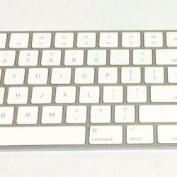 Apple Magic Keyboard Full Size W/ Numeric Keypad (Lighting Port) Silver / White 