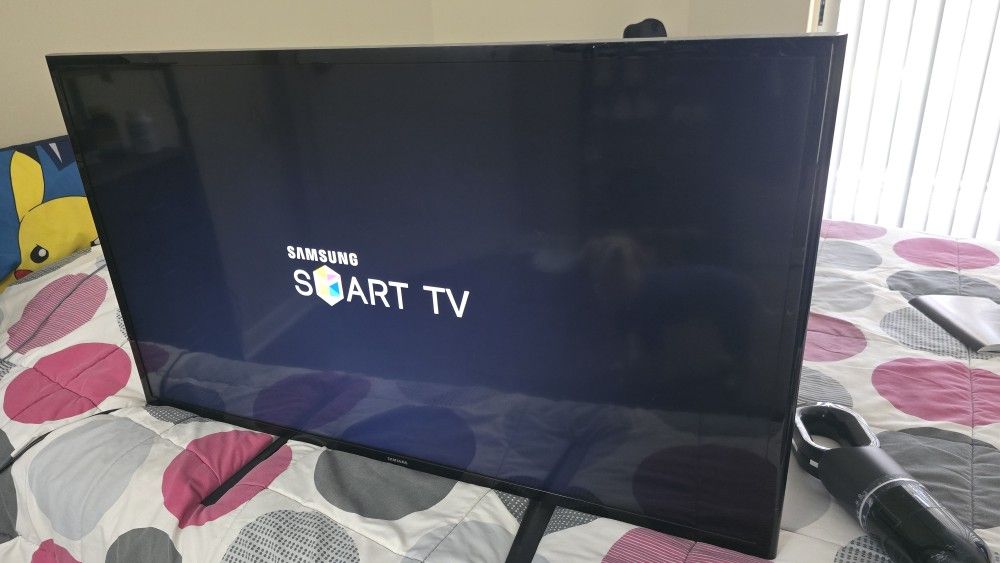 Samsung Smart TV 40" (NO STAND)