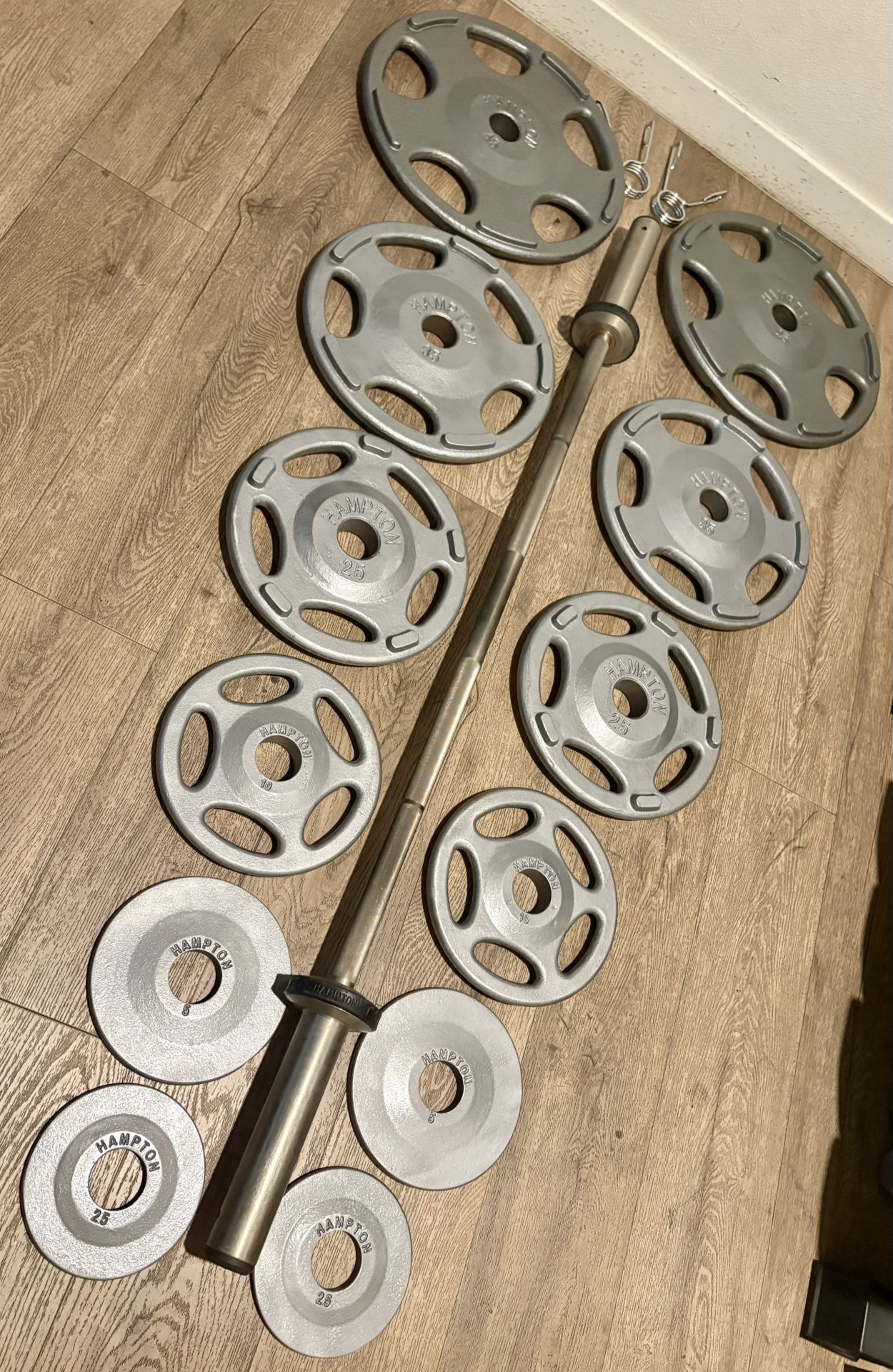 Hampton Olympic Weight Plates Full Set (45s to 2.5s) In New Condition (reconditioned) Plus Hampton 6ft Bar. Total: 283 lbs.
