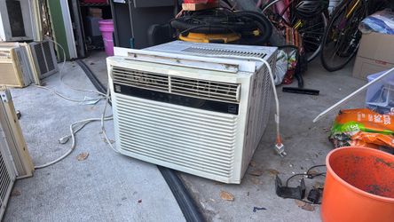 Large Kenmore window unit a/c 18,000 BTU Remote $75