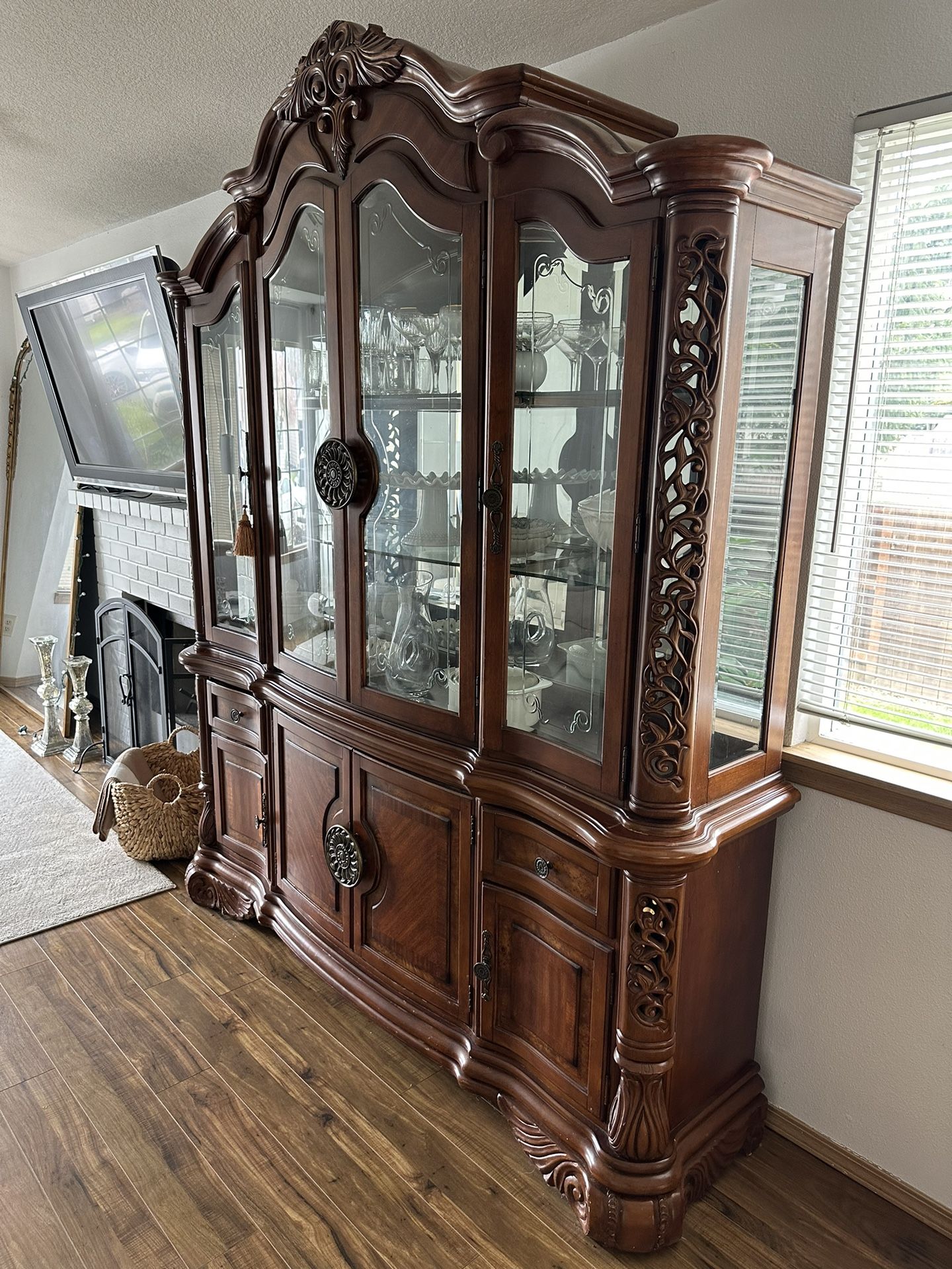 Dining Dishes Cabinet 
