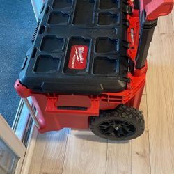 Milwaukee Pack Out Rolling Box