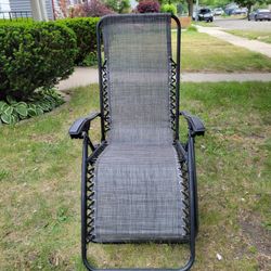 FOLDING LOUNGE CHAIR 