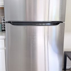 Refrigerator 20 cu ft top freezer