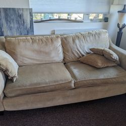 Sofa With Pollows
