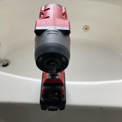 Milwaukee impact wrench new battery used but imperfect condition