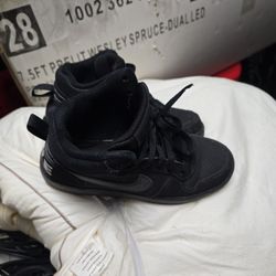 Black Nike Shoes Size 6 For Boys