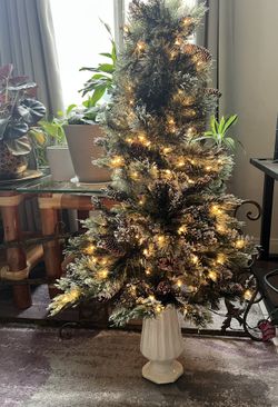 Christmas Decoration Pre-lit 4.5 ft Hampton Glittery Bristle Slim Pine Artificial Christmas Tree with Clear Lights