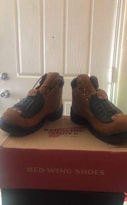 RED WING BOOTS SIZE 8 BRAND NEW IN THE STORE THE COST IS 200