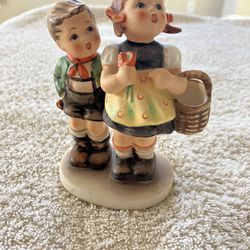 VINTAGE 1981/Hummel Goebel  "To Market" Boy & Girl /Basket Figurine, W. Germany