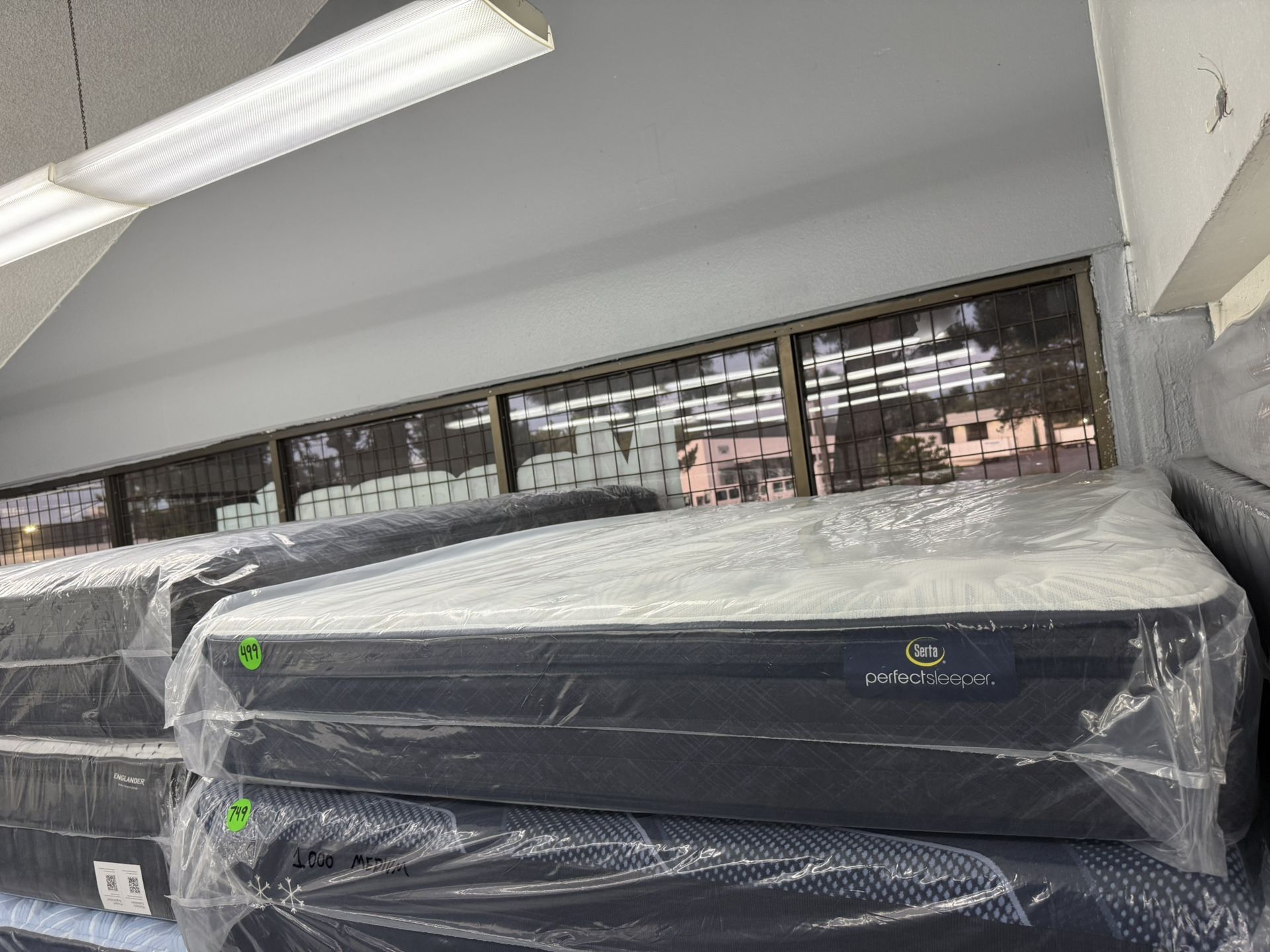 QUEEN SIZE SERTA PERFECT SLEEPER MATTRESS & BOX SPRING BED SET