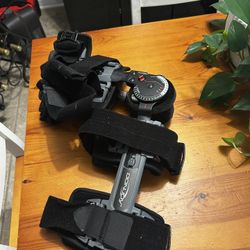 Knee Brace - Donjoy Knee Brace With Flexion/Extension ( Size Large Right ) 