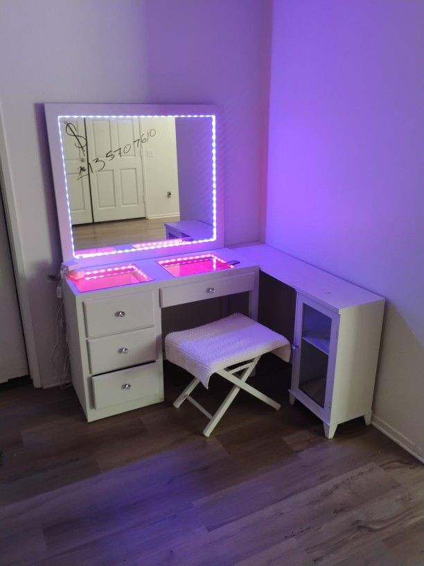 Vanity/Mirror/Chair.