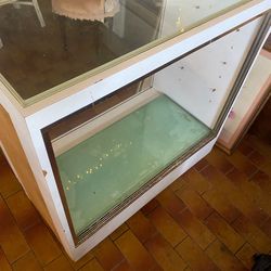 Showcase With 3 Glass Shelves 37”Lx20”Wx40”H