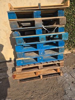 Used Wooden Pallets – Blue Painted,