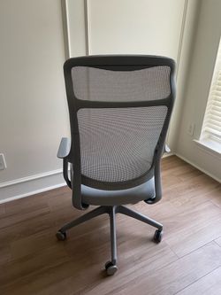 Modern Mesh Office Chair – Like New, Light Gray