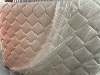 Queen mattress and boxspring