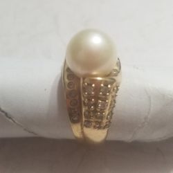 585 Or 14k Gold Diamonds and pearl Ring size 8 and a 1/2