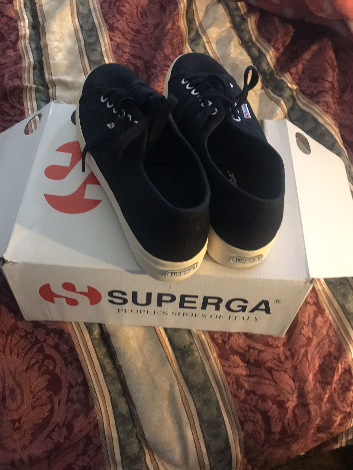 Size 9,5 ladie man (8) superga