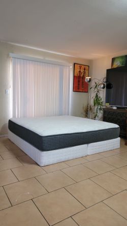 VERY NICE KING SIZE BEAUTYREST SILVER MATTRESS AND BOXSPRINGS FOR SALE! IN GREAT CONDITION, FREE DELIVERY