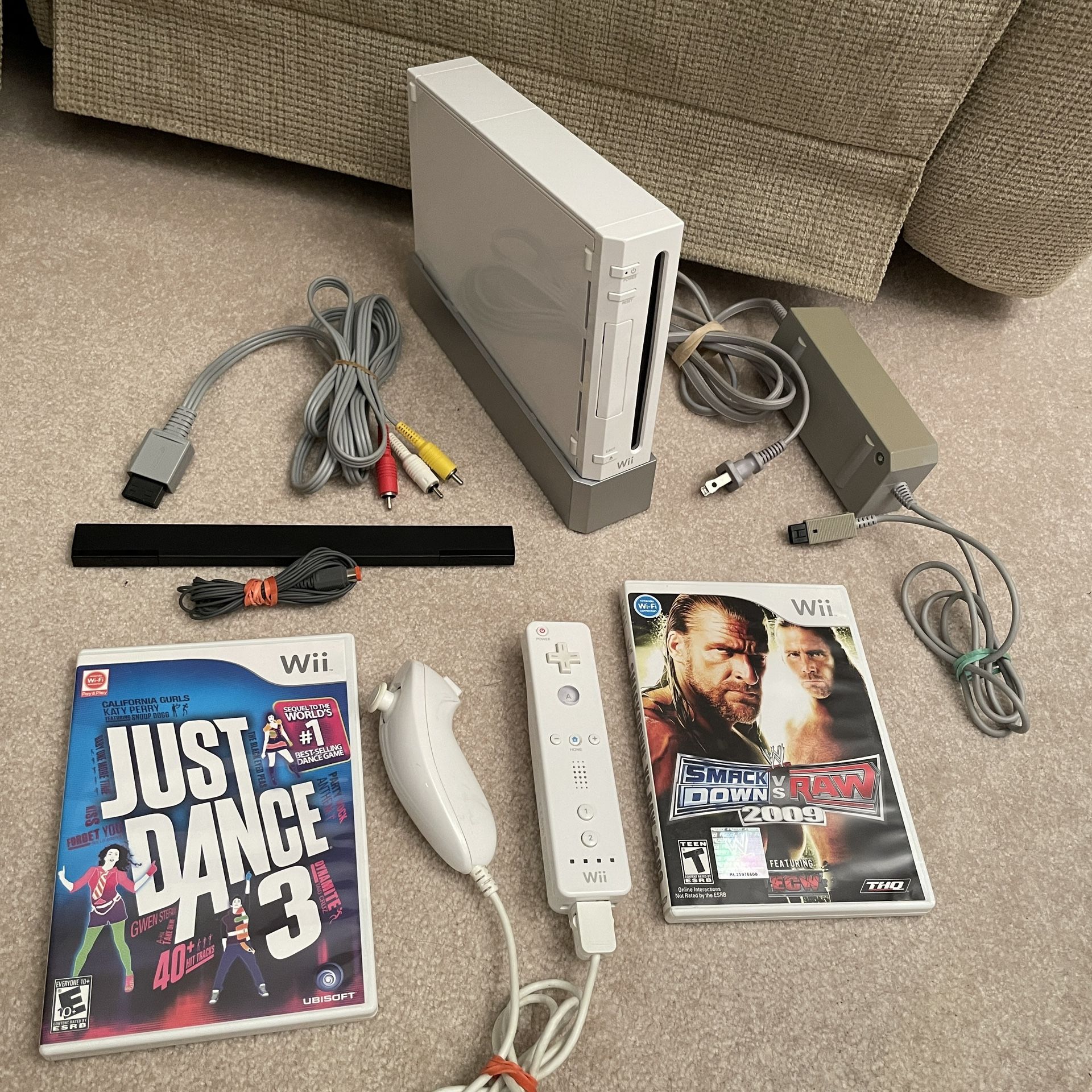 NINTENDO Wii Console System White With Games And Cables for Sale in  Orlando, FL - OfferUp