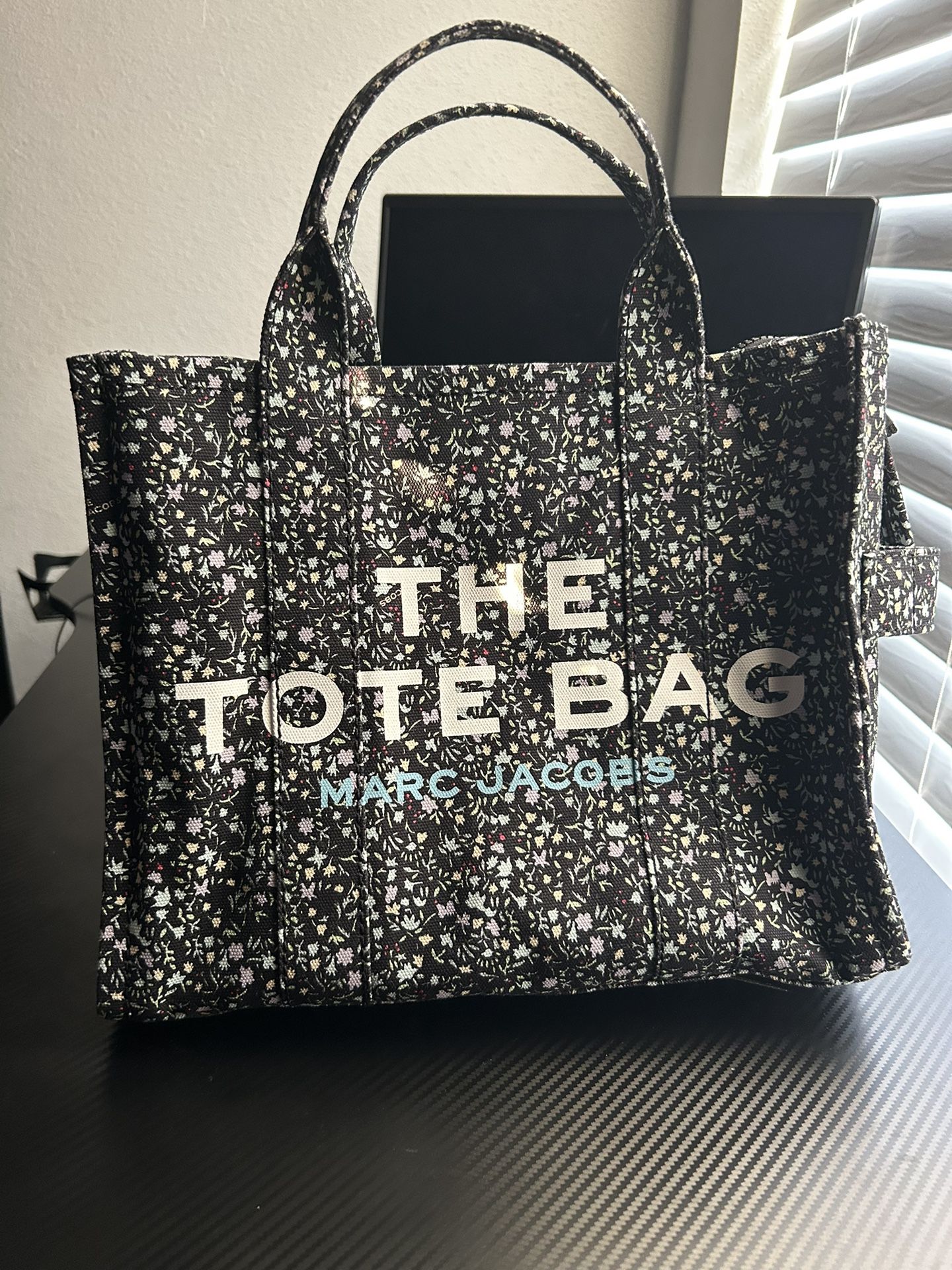 Tote Bag (Marc Jacobs) Comes With Straps