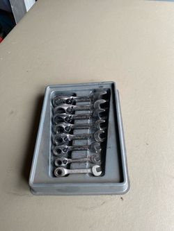 Stub ratchet wrenches