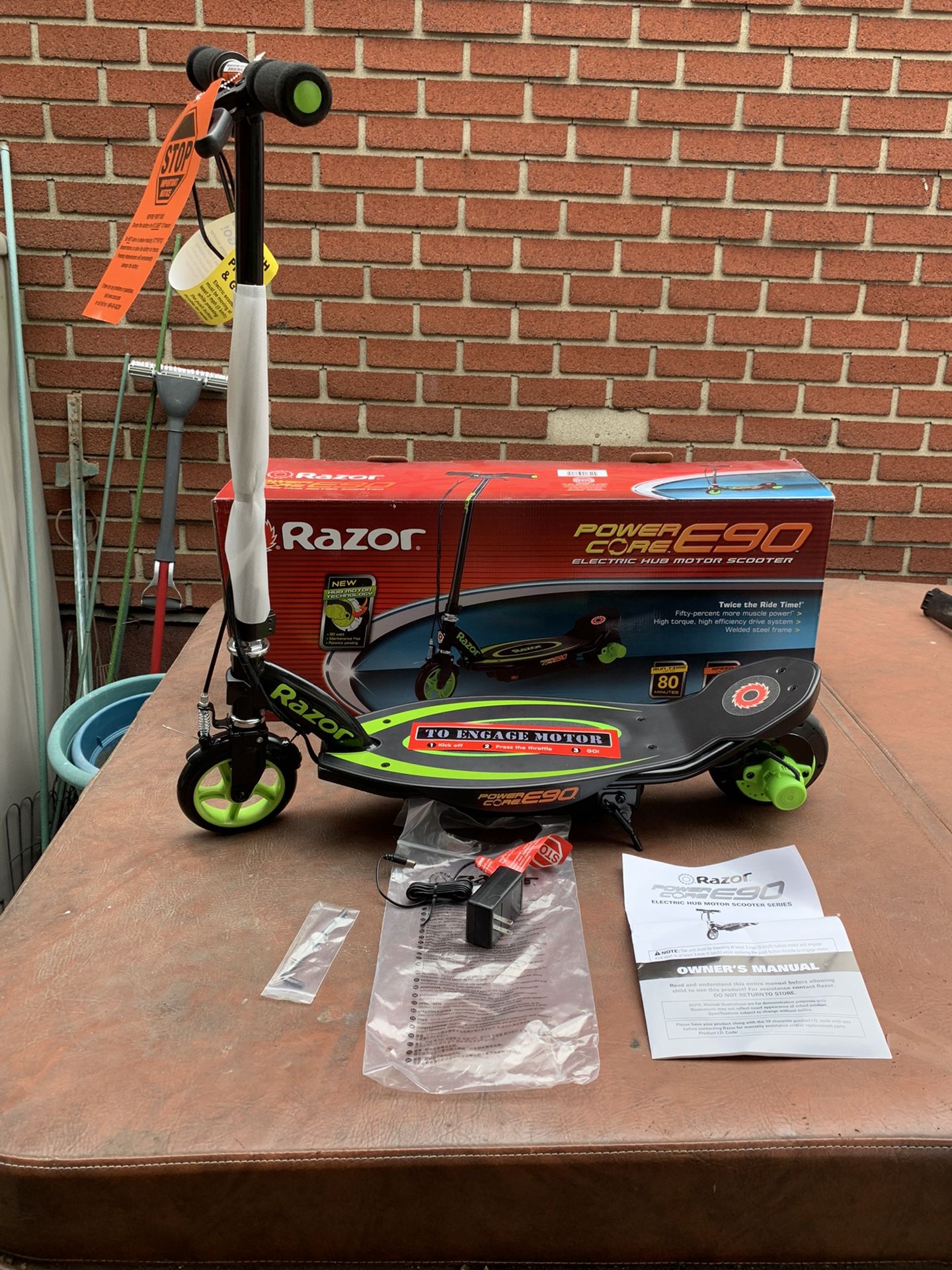 Razor Power Core E90 Electric Scooter - Hub Motor, Up to 10 mph and 80 min Ride Time, for Kids 8 and Up New in Box Innovative Power Core technology fe
