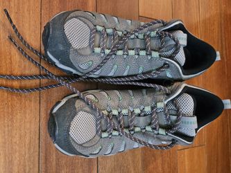 Like New Womens Size 9 Oboz Hiking Shoes