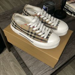 BURBERRY SHOES 