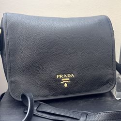 💯 Authentic Prada Leather Purse. 