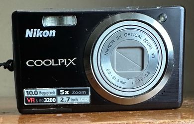 Nikon COOLPIX Coolpix S560 10.0MP 5x Optical Zoom 2.7" LCD VR Digital Camera