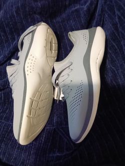 New light grey women's croc lite ride size 10