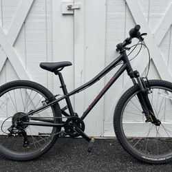 Specialized hotrock 24” black aluminum 7 speed kids bike