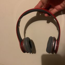 Beats Solo HD Red Edition  (NOT WIRELESS)