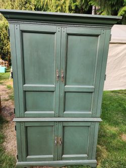 TV ARMOIRE 