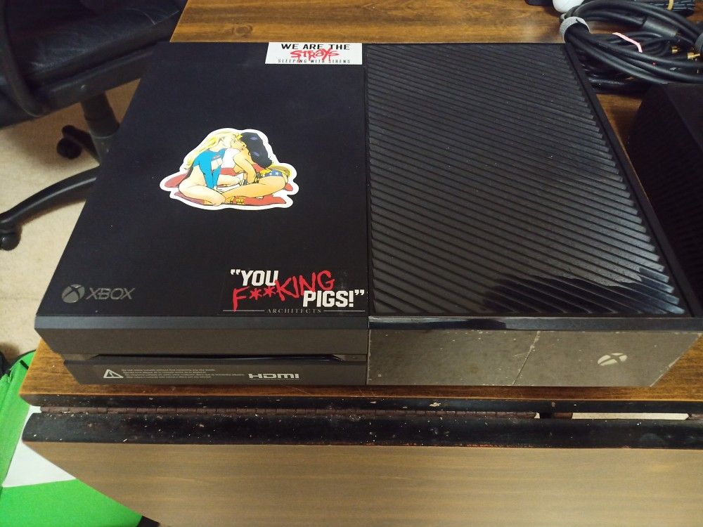 xbox one 500gb w/ carrying case & game