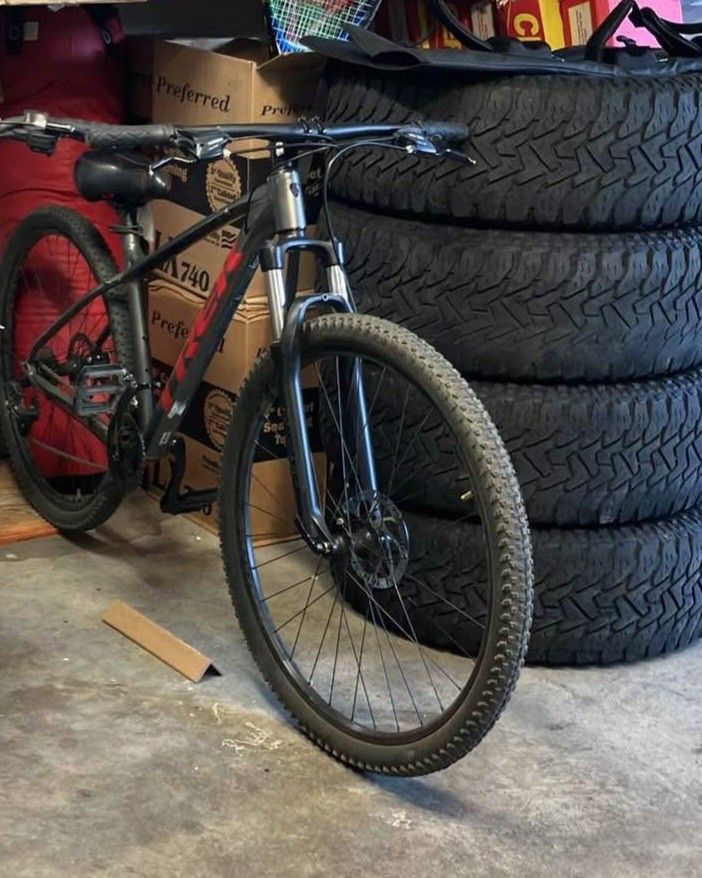 Trek Marlin 29" Wheels///M/L Frame
