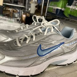 81/2 Nike Tennis Shoes 