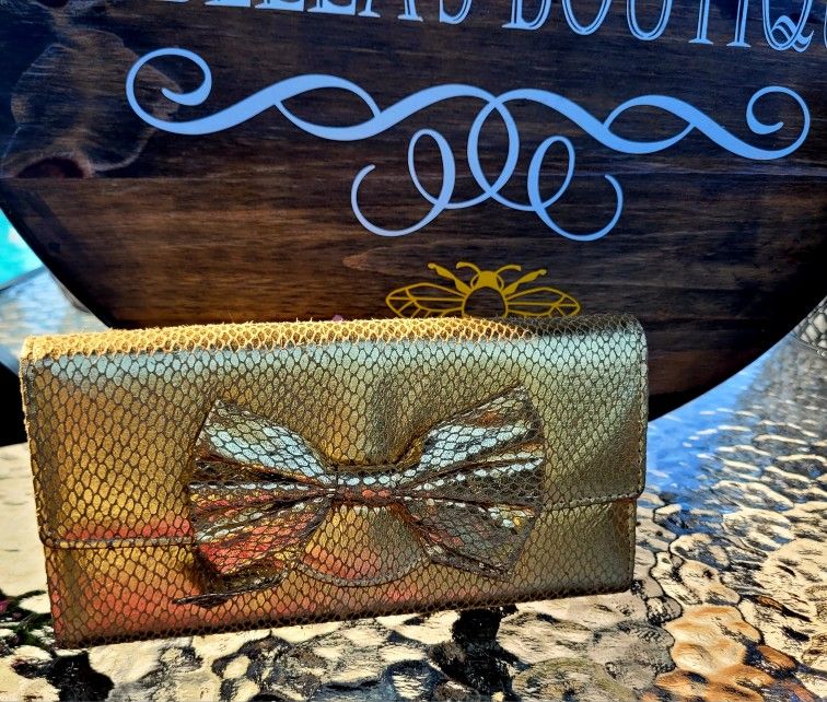 Elegant Gold Clutch with Bow Accent
