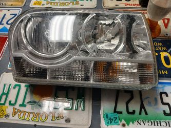 08-10 Chrysler 300 Right Passenger Side Halogen Headlight Oem