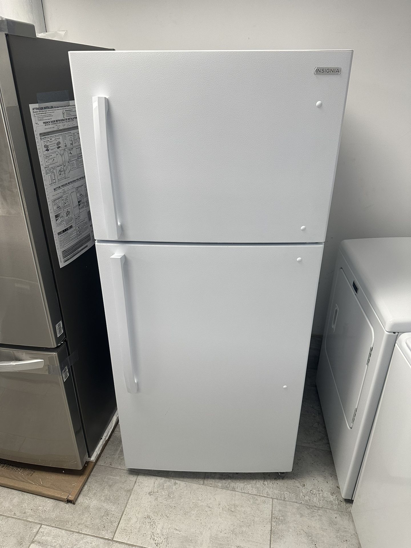 Insignia 18 Cu.ft Top Freezer Refrigerator White Color 
