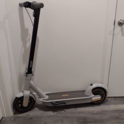 Segway Ninebot MAX G30LP Electric Scooter – Like New, Low Miles