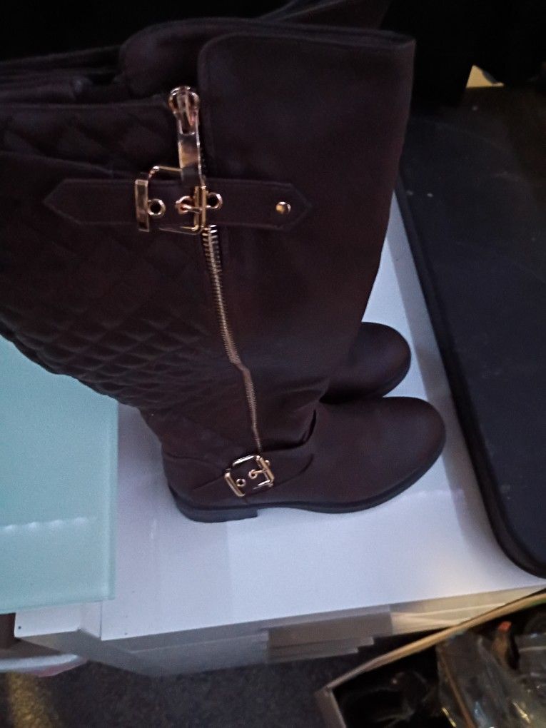 Beautiful Ladies/Girl's Dream Paris Brown Boots With Gold Accessories