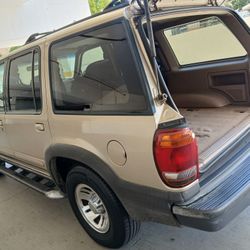 2000 Ford Explorer