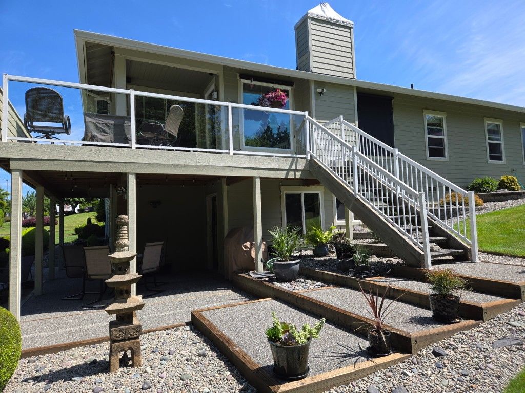 Aluminum & Glass Deck Railing(Includes 3 Tempered Glass Panels)