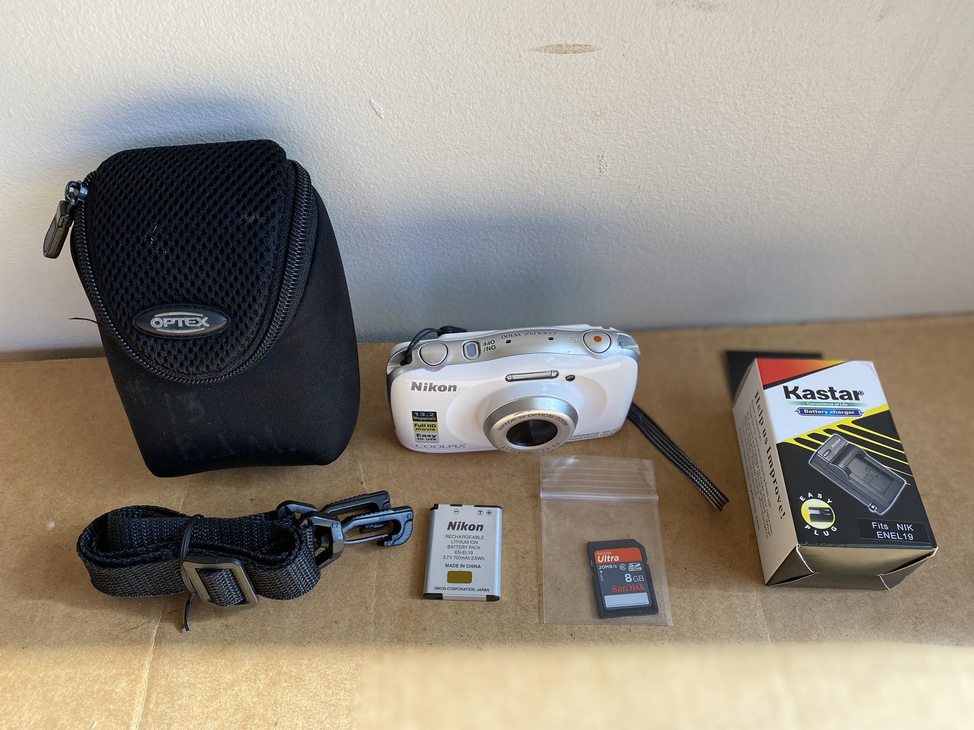 Nikon Coolpix W100 Digital Camera 13.2 MP