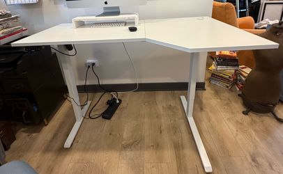 Agilestic Electric L-shaped standing desk – white height adjustable with monitor stand